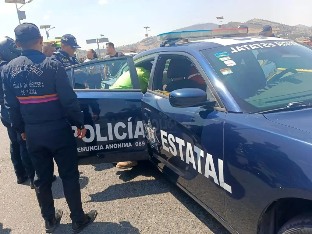 En Toluca Edoméx, Policías evitan que un Hombre se Arrojara de un Puente