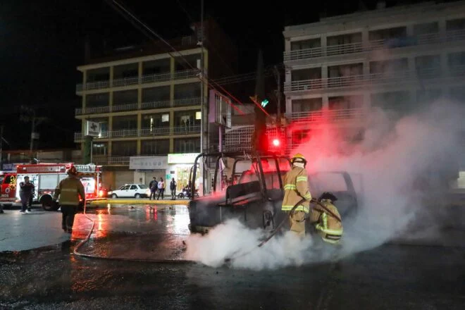 Incendian Estudiantes de #Ayotzinapa dos Patrullas de la Policía Estatal en #Chilpancingo México