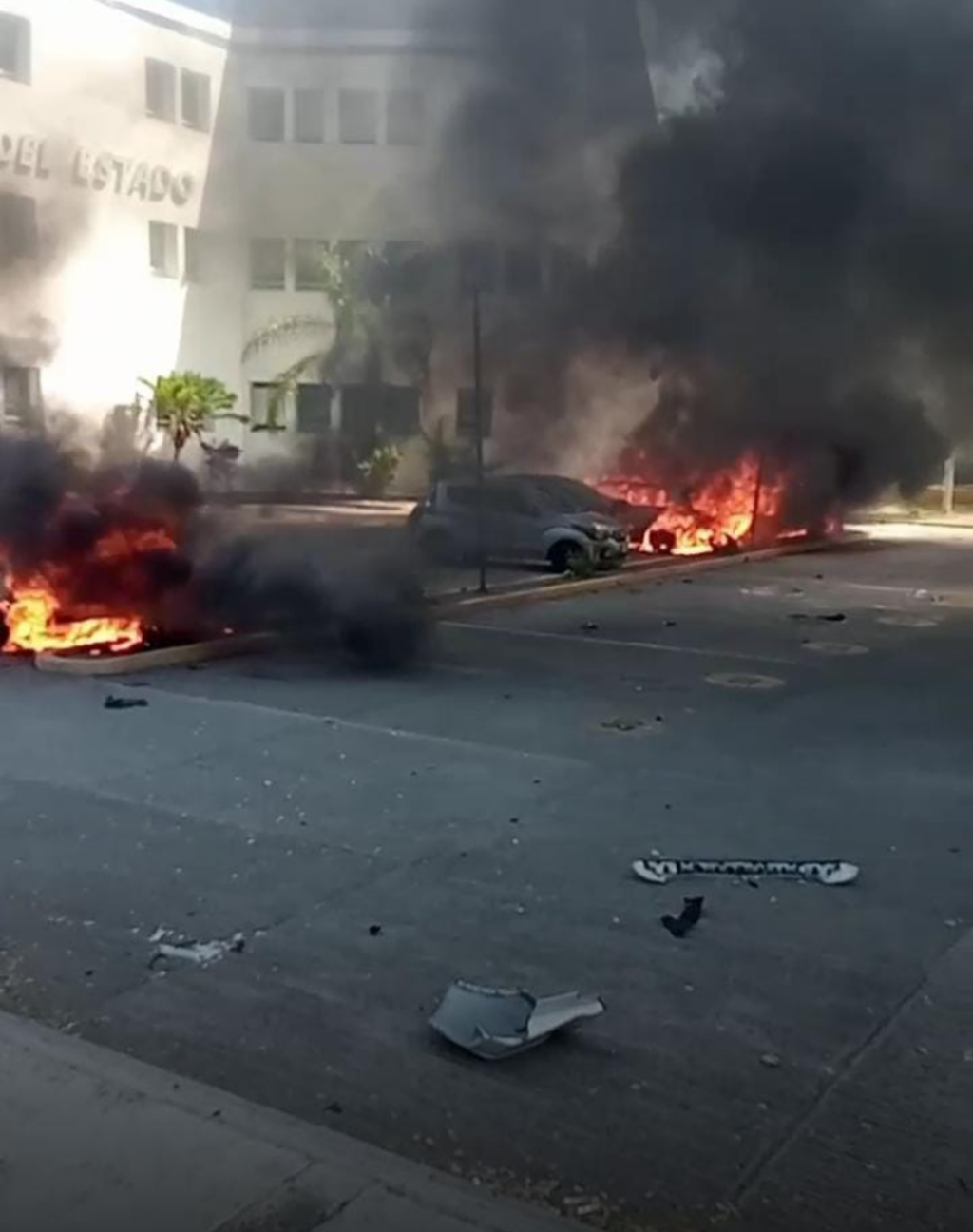 Piden Justicia Estudiantes de Ayotzinapa para su Compañero e Incendian Vehículos n la Fiscalíade Guerrero Mé xico