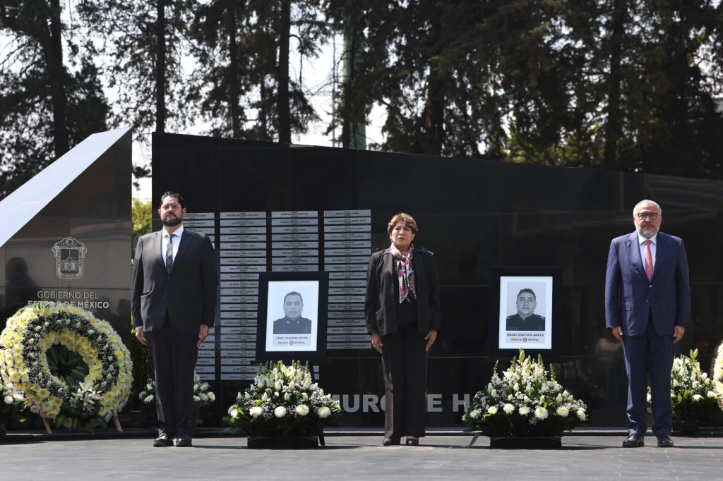 Gobierno del Estado de México rinde homenaje a policías caídos en cumplimiento de su deber