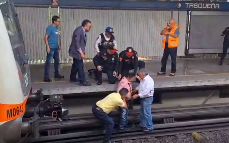 Rescatan a mujer que cayó a las vías del metro Tasqueña