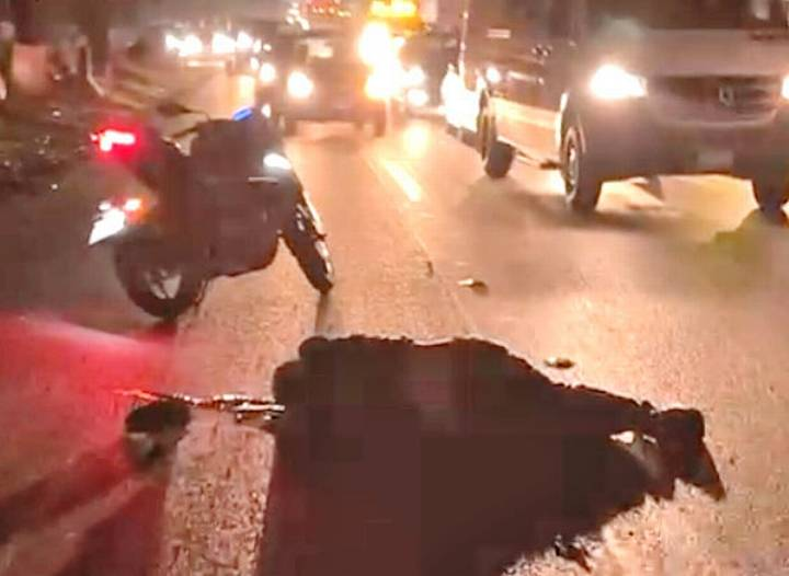 Muere motociclista al ser embestido por un automovilista en la México-Querétaro