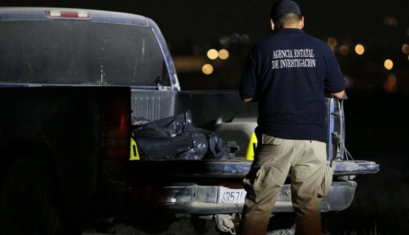 Localizan dos cadáveres dentro de un taxi abandonado en Ecatepec