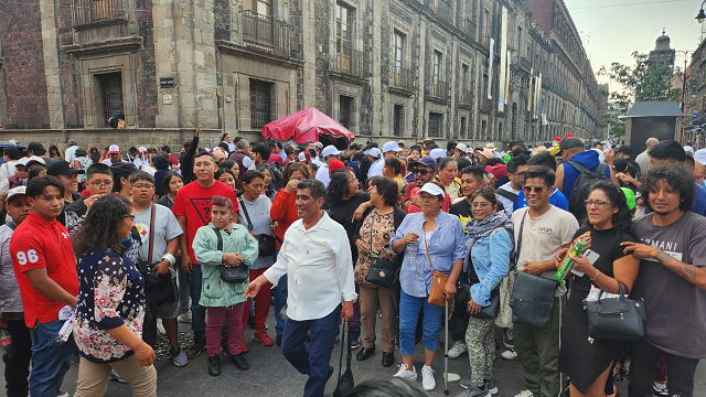Con un Zócalo lleno, Sheinbaum recibe apoyo de comerciantes ambulantes del Centro Histórico