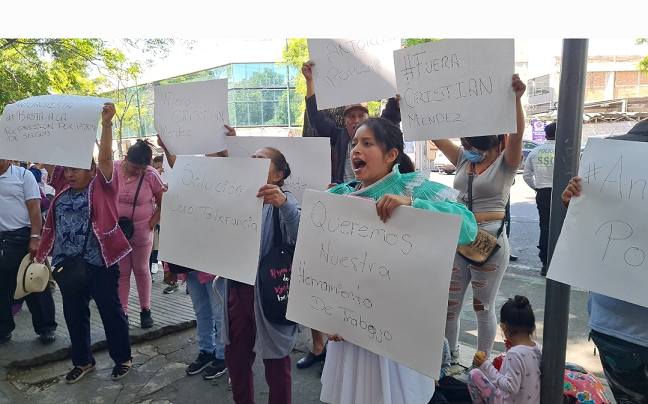 En medio de la extorsión de las autoridades, millones de mexicanos venden en la vía pública