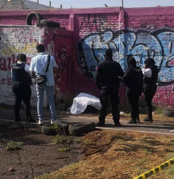 Ejecutan a sujeto con el tiro de gracia en Neza y abandonan cadáver