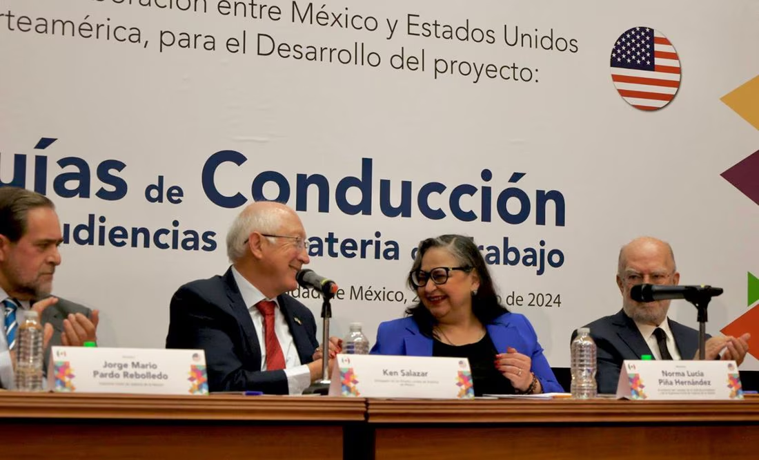 Ken Salazar reconoce la labor de los ministros de la Corte durante el evento “Las Guías de Conducción de Aud iencias en Materia de Trabajo”