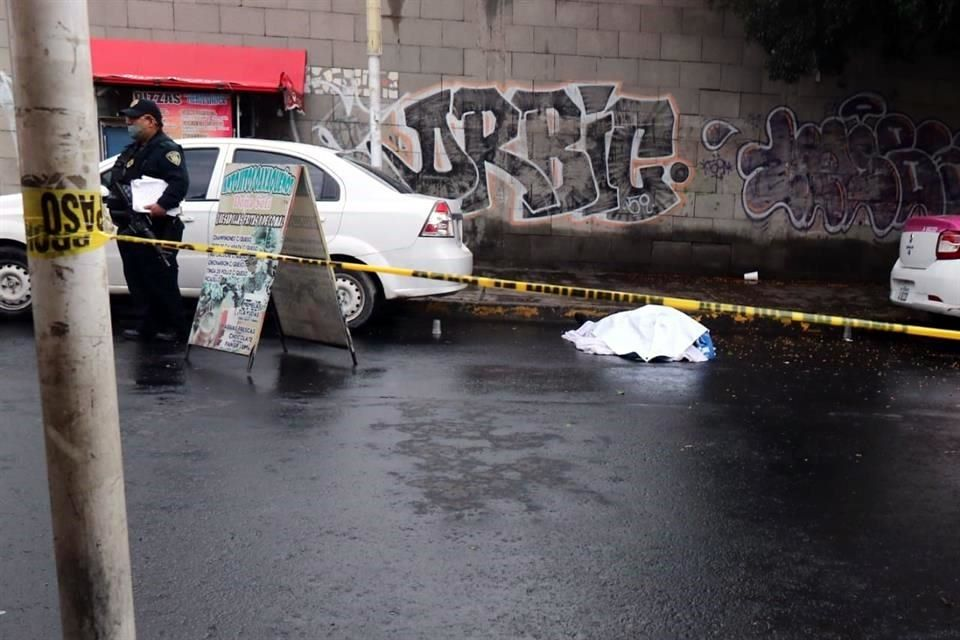 Ejecutan a dos sujetos en su moto, uno muere en Toluca