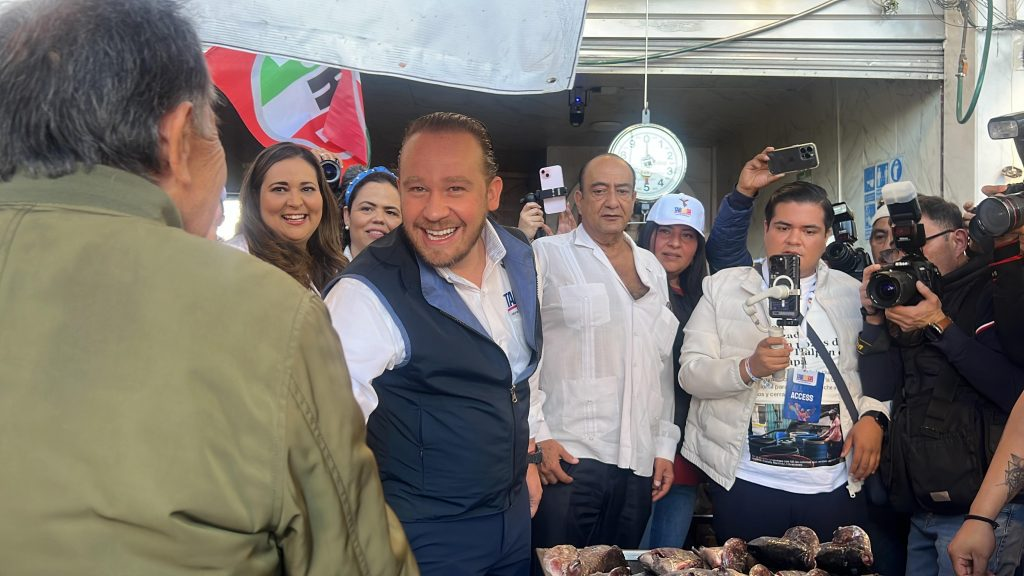 Santiago Taboada recorre la Nueva Viga entre porras y aplausos, diciéndoles el próximo “Jefe de Gobiern o”