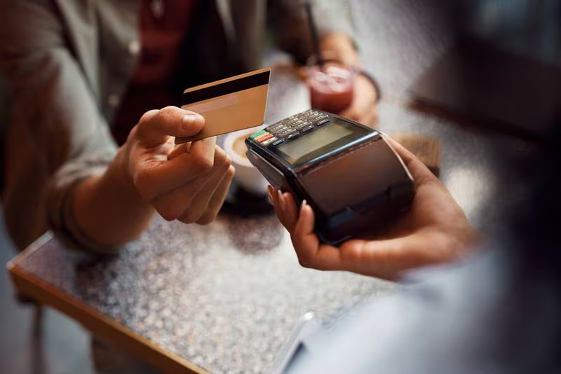 El crédito al consumo bajo en febrero por quinto mes consecutivo