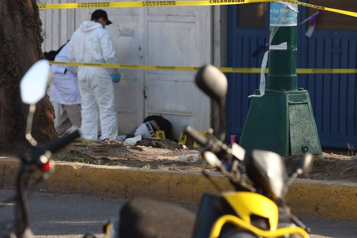 Ejecutan a sujeto afuera de una farmacia en Iztapalapa