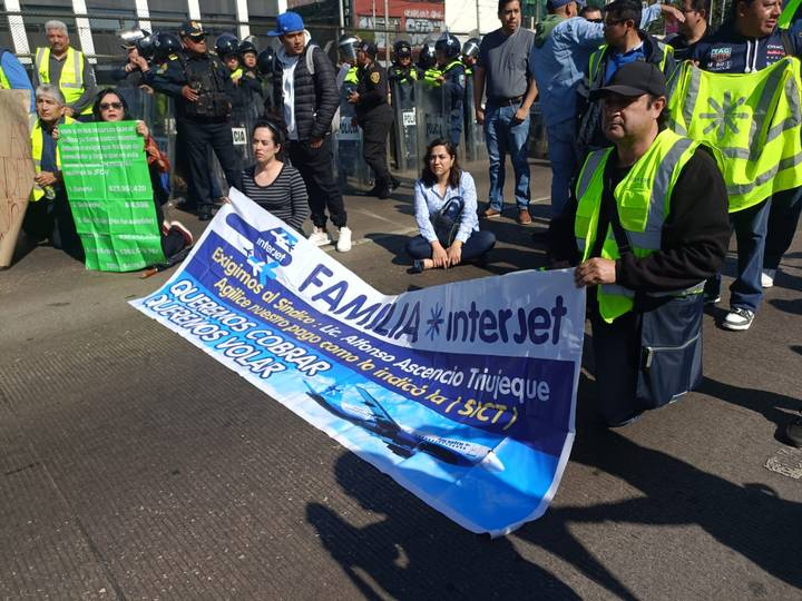 Se enfrentan trabajadores de Interjet contra policías afuera del AICM