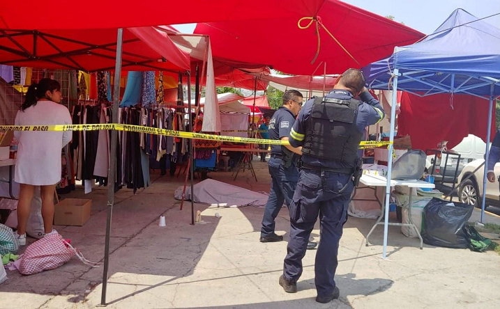 Ejecutan a pareja de 15 tiros en un tianguis de Atizapán