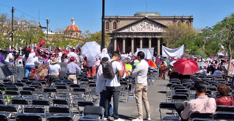 Asistentes abandonan mitin durante el discurso de Sheinbaum tras esperarla por más de 3 horas bajo el sol en Gu adalajara
