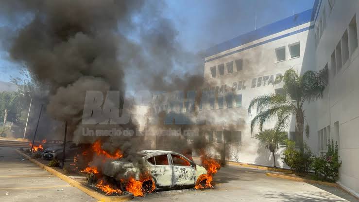Al menos 15 heridos tras quema de vehículos y lanzamiento de petardos contra Fiscalía de Guerrero por normalis tas de Ayotzinapa