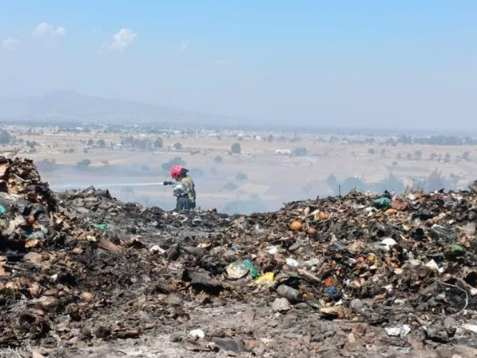 Aún no se logra Sofocar Incendió en Basurero en Cocotitlan Edoméx, lleva dos días