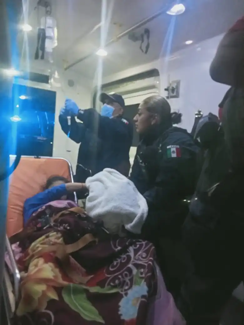 Ayudan a mujer Policía de Nezahualcóyotl Edoméx en labor de Parto Fortuito