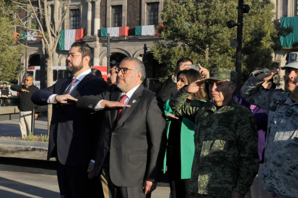 Realiza GEM Ceremonia de Izamiento de la Bandera Nacional en Plaza de los Mártires de Toluca