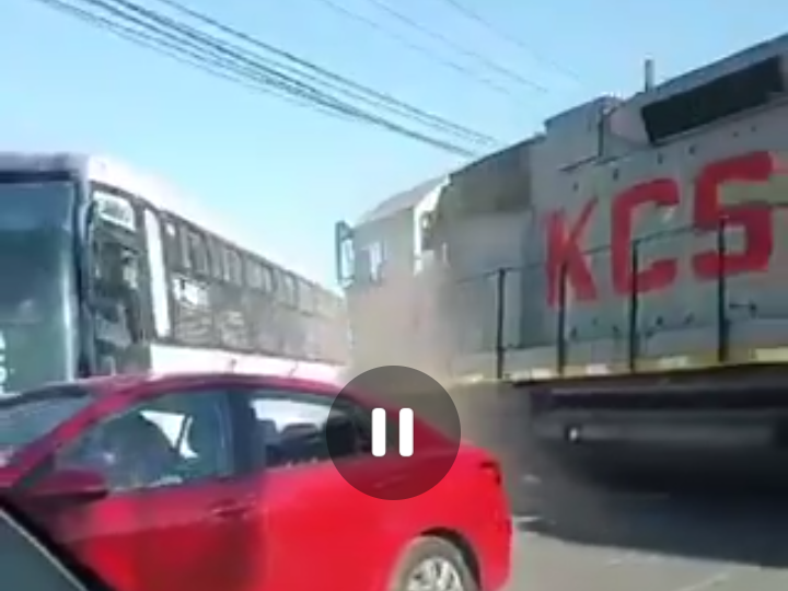 Impacta Camión con Tren en Nuevo León México