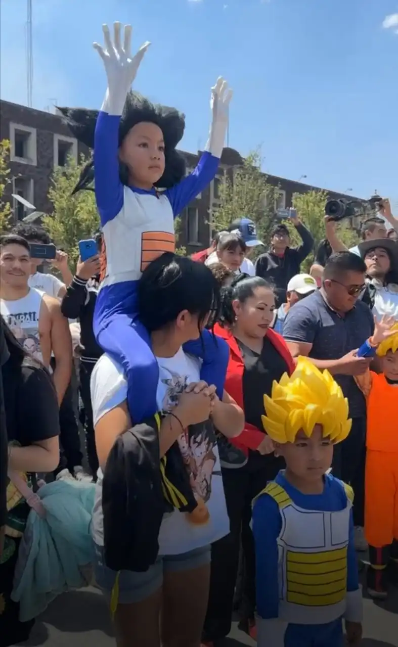 En Toluca Edoméx, Rinden Tributo a Dragón Ball Frente al Cosmovitral
