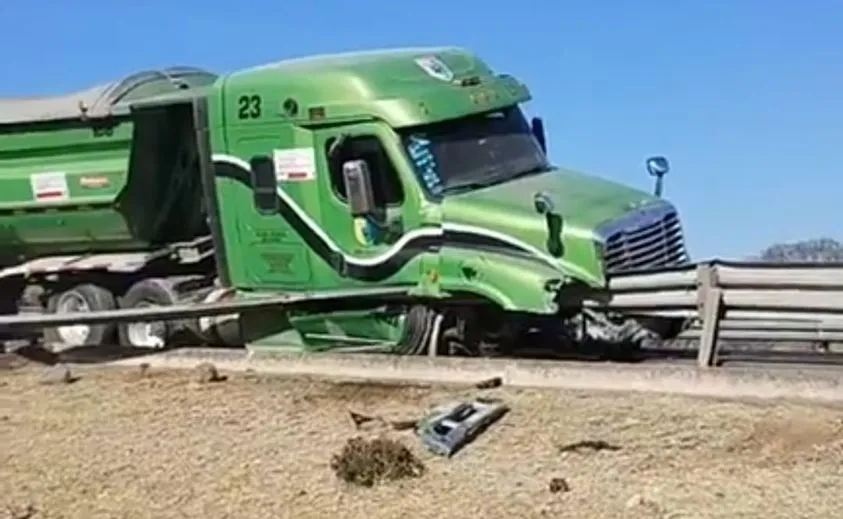 Impacta Tráiler en Barra de Contención vía México- Tuxpan