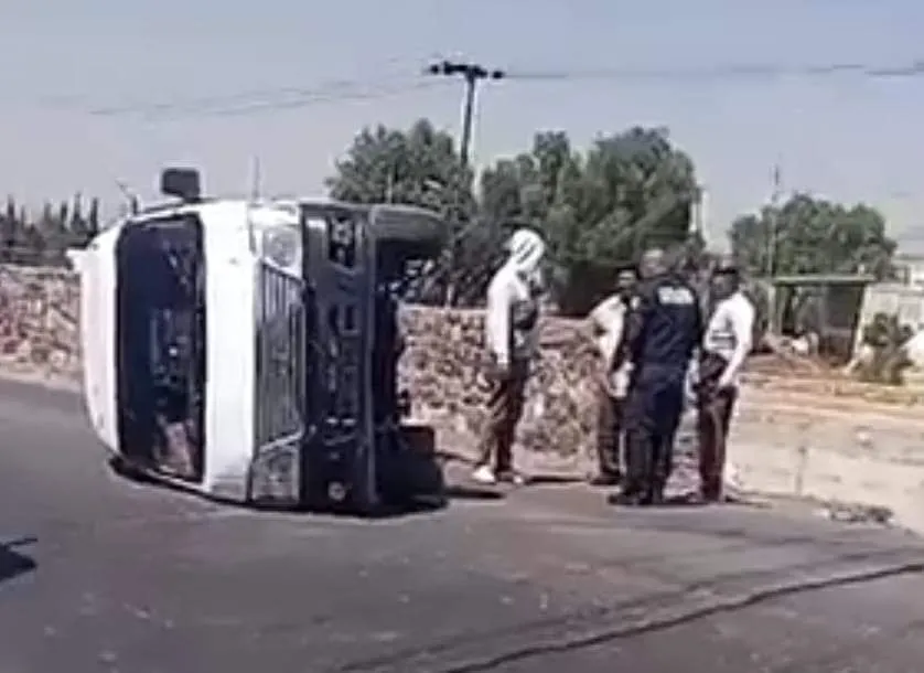 En la México- Pachuca en Ecatepec Edméx Unidad de Transporte Vuelca y Provoca caosvial