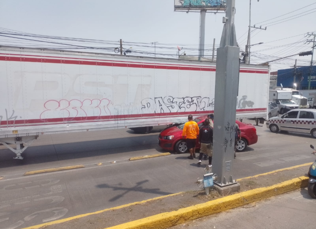 En la Vía López Portillo en Edoméx, Choca Vehículo Particular con Tractocamión y Mexibús