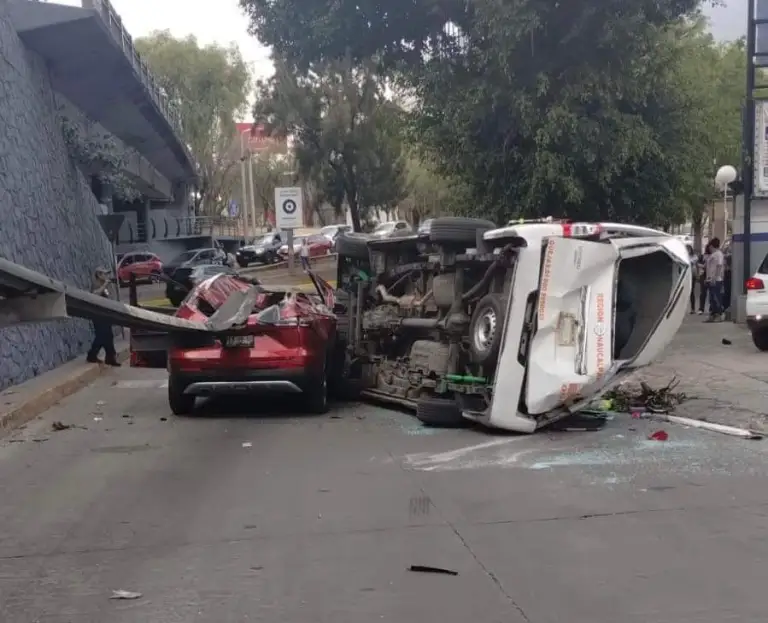 En Naucalpan, Edoméx, Combi cae sobre vehículo