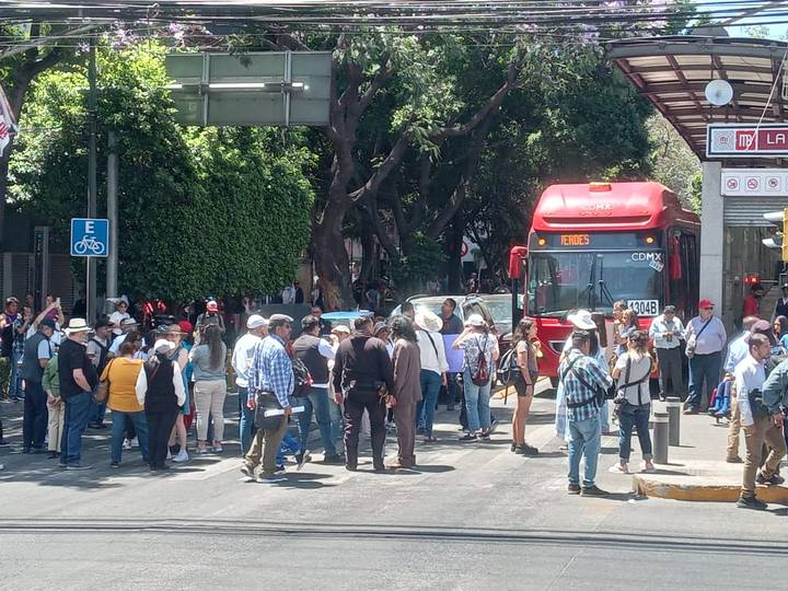 Por su parte, el integrante de la fracción parlamentaria del PAN en el Congreso capitalino, Federico Chávez Se merena, aseguró que los vecinos de la alcaldía Benito Juárez han sido engañados por autoridades citadinas en torno a  una supuesta solución al problema del agua contaminada que reciben en sus hogares, por lo que adelantó que denunciar á al coordinador general del Sistema de Aguas de la Ciudad de México (Sacmex), Rafael Bernardo Carmona Paredes, por da ños a la salud y además, exigió la renuncia del funcionario. Dijo que se tratará de una denuncia penal ante la Fisca lía General de Justicia (FGJ) capitalina contra Carmona por delito de daños a salud con dolo y omisión durante más d e dos semanas a los reclamos vecinales de recibir agua potable contaminada en sus casas., al tiempo que precisó que fun cionarios del gobierno y el SACMEX no han dado mayor importancia a las denuncias ciudadanas y se han limitado a declarar  que el líquido presentaba “característica