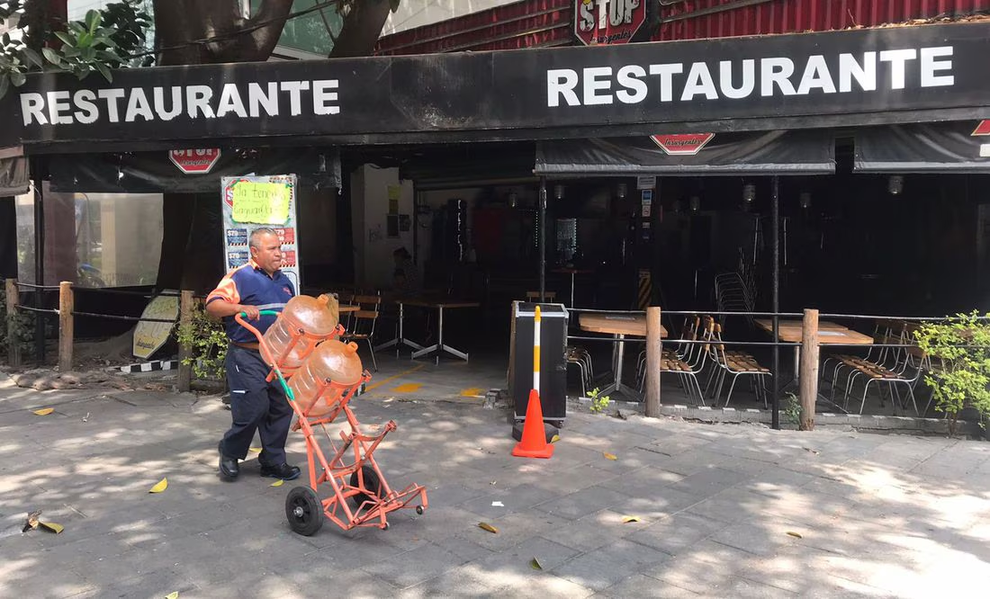 Agua contaminada genera pérdidas a comerciantes de la Benito Juárez