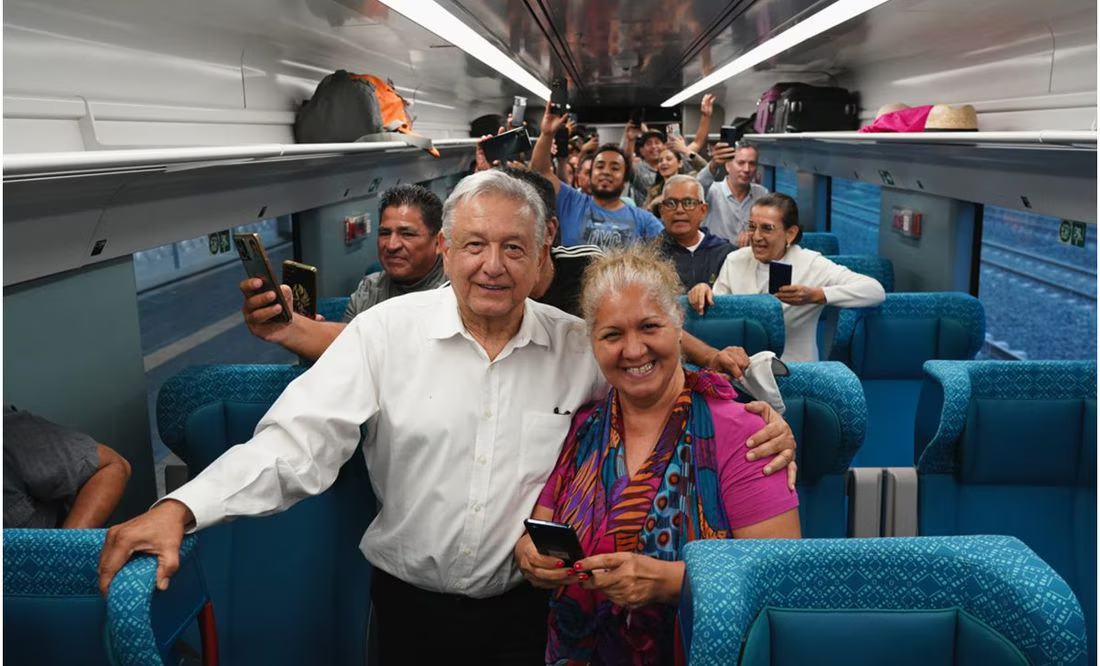 AMLO se sube al tren Maya rumbo a Cancún, para supervisar obras en Valladolid