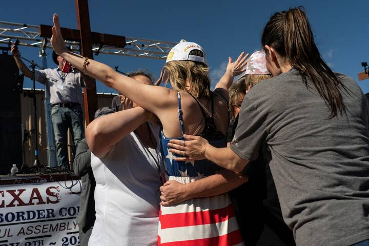 FBI identifica a más de 100 grupos supremacistas en la frontera con México