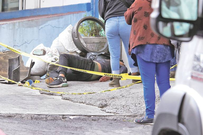 Matan a sujeto a puñaladas en calles de Iztapalapa