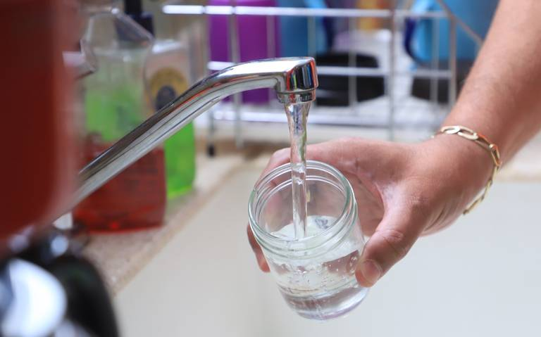 Es lamentable que en pleno proceso electoral, el Gobierno CDMX siga con discursos tendenciosos y sin dar soluci ón a la contaminación del agua, consideró el Presidente del PAN capitalino, Andrés Atayde. “Es innegable que en la  CDMX ¡estamos peor que nunca! Ayer estuvimos en recorrido en Tláhuac y 8 de cada 10 vecinos reclaman tener agua ‘am arillenta’ en sus domicilios, mientras que el Gobierno CDMX continúa haciendo cálculos electorales”. Atayde Rubiol o, recordó que hace ya dos semanas, vecinas y vecinos de Benito Juárez, denunciaron un extraño olor en el suministro  de agua potable y a pesar del riesgo que esto significa para la salud, el Sistema de Aguas y el propio Gobierno de la CD MX ignoraron y minimizaron la denuncia. “Llevamos ya dos semanas y seguimos sin tener respuestas. Las personas afectad as exigen transparencia y soluciones. A diario, el Gobierno CDMX sale a decir algo. Pero se queda en eso: en hablar, nad a de hechos. El problema de fondo sigue ahí