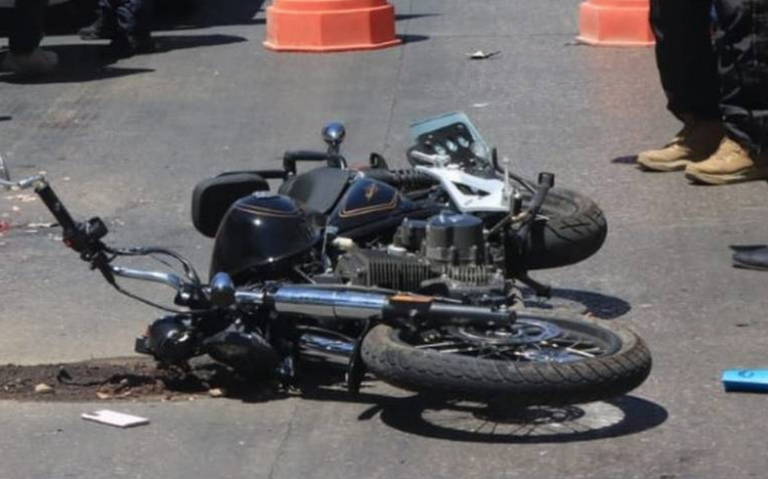 Muere motociclista tras perder el control y colisiona contra muro de contención en Toluca