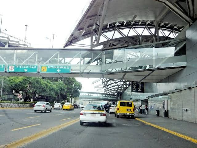 Líderesas de taxis piratas del AICM exigen que se les condone una deuda de 29 mdp