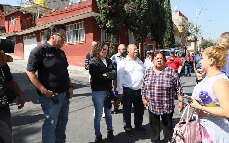 Sobse plática con vecinos de Álvaro Obregón afectados por obras del tren interurbano