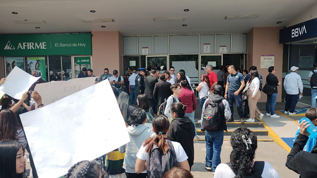 Estudiantes se manifiestan en la Secretaría de Administración y Finanzas de la CDMX