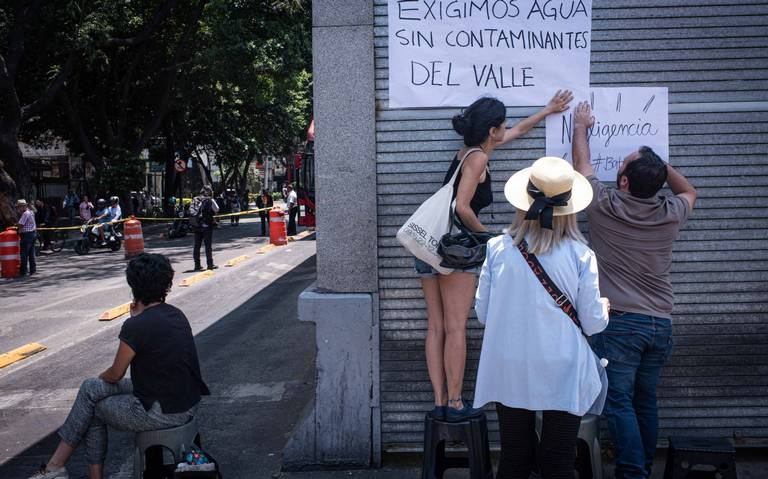 El agua contaminada sigue afectando a los negocios de la Benito Juárez