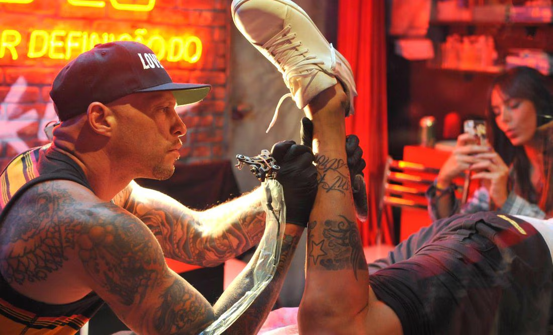 Cofepris emite una guía para que tatuadores cuenten con una tarjeta de control sanitario