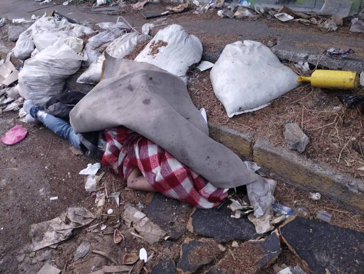 Localizan el cadáver de un hombre envuelto en una cobija en Tlalnepantla