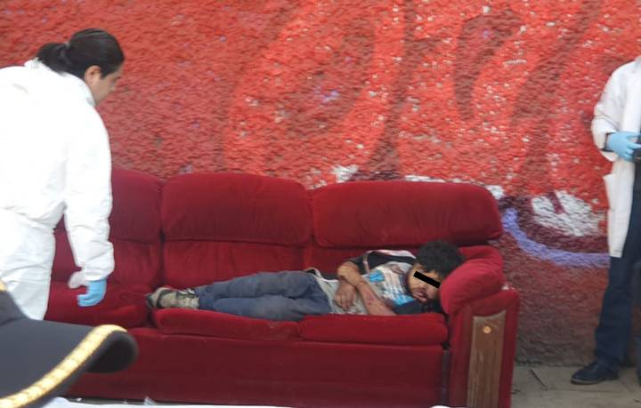 Ejecutan a sujeto mientras dormía en su sofá en Xochimilco