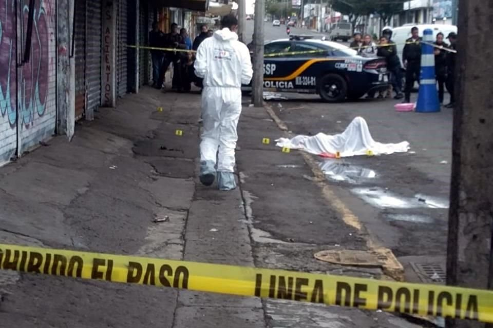 Sicarios en moto ejecutan a dos sujetos y dejan herido a uno más en Coacalco