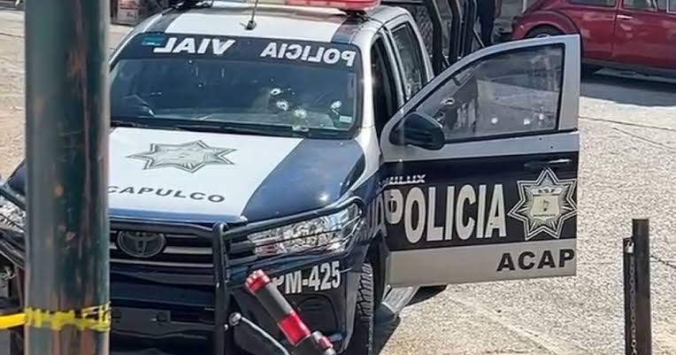 En Acapulco acribillan al Director de la Policía Vial; encuentran al menos 50 balazos en la escena del crimen