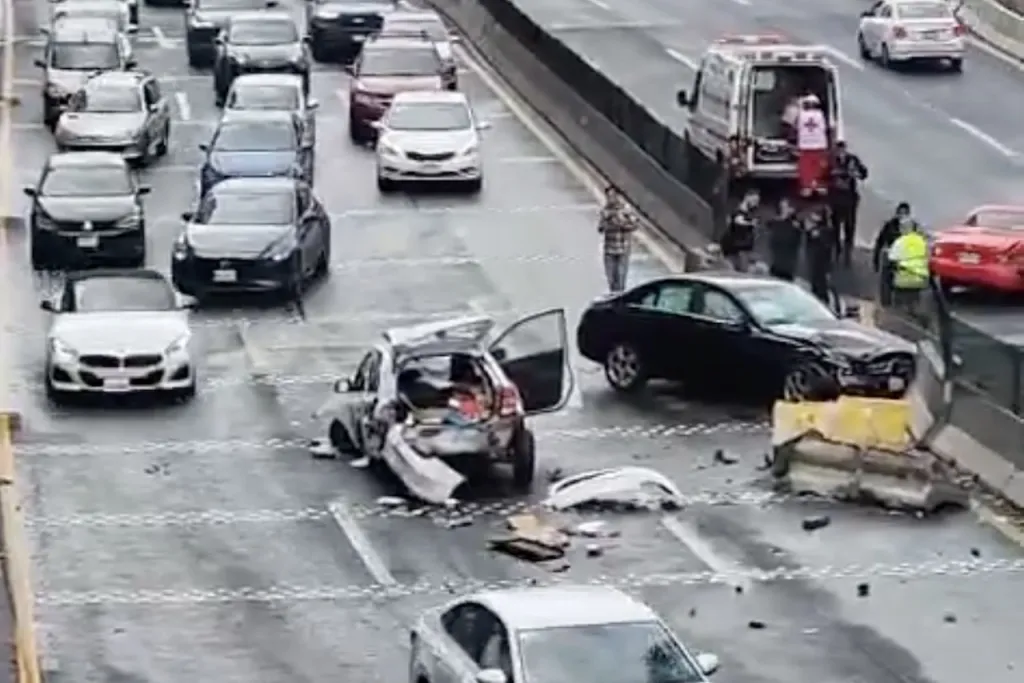 En esta tarde lluviosa en la CDMX, al menos, Tres Autos en el segundo Piso del Periférico Chocan