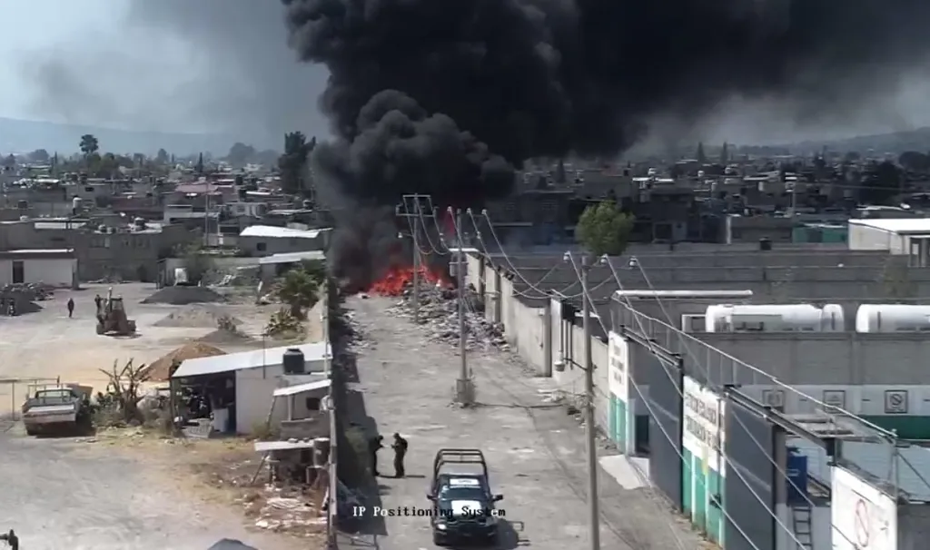 En Chalco Edoméx incendio: Bomberos actúan rápidamente para controlar el siniestro en un comercio de material  reciclaje