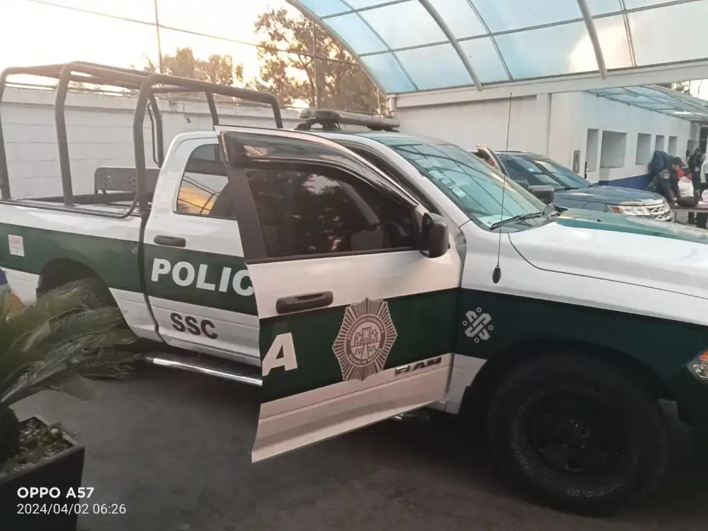 Inspeccionan Patrulla a Policía de la SS de la CDMX y le cachan dinero ilícito y objetos para Agresión