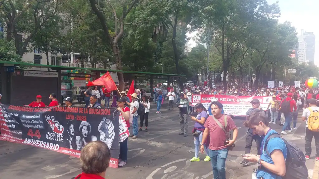 El CNTE Marchó este lunes al Zócalo Capitalino para Exigir Aumento Salarial y Cambios en la Reforma Educativa