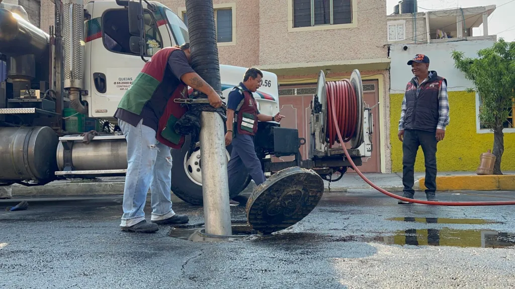 En Nezahualcóyotl Edoméx, actúa contra contaminación del drenaje, empresa de embutidos suspendida