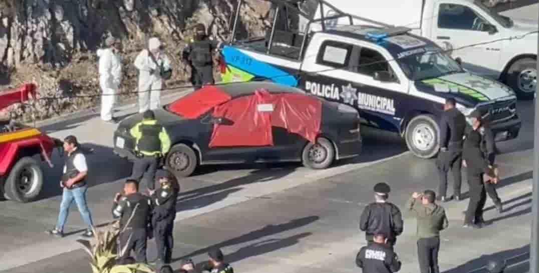Hallan siete cuerpos humanos dentro de un vehículo, cinco de ellos decapitados, y uno mas descuartizado en Pueb la